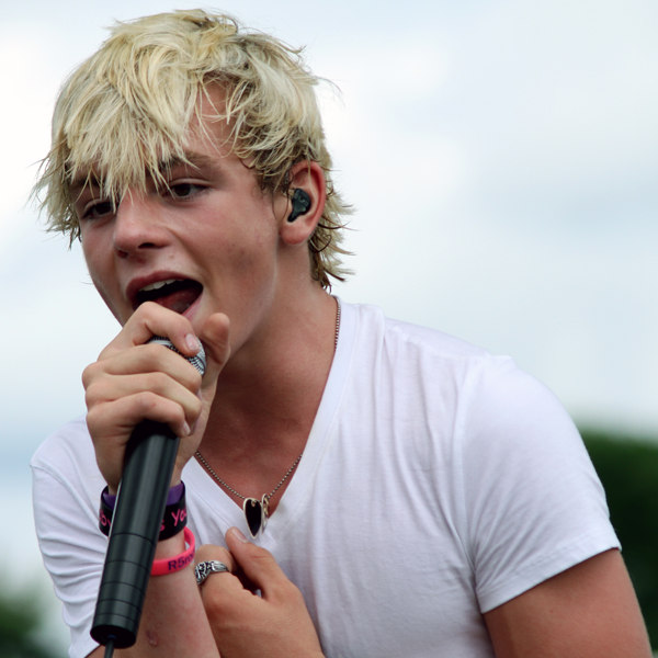 Ross Lynch logo
