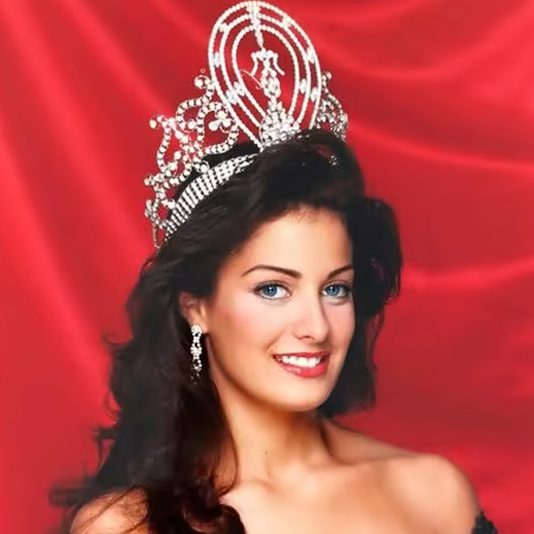 Dayanara Torres logo