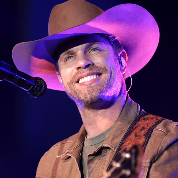 Dustin Lynch logo