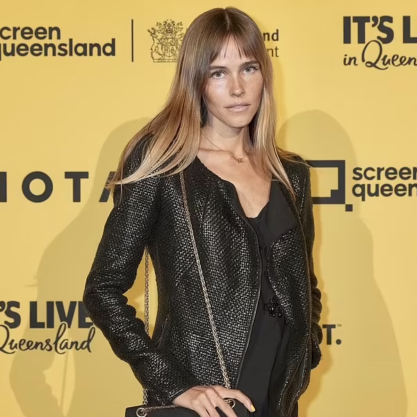 Isabel Lucas logo