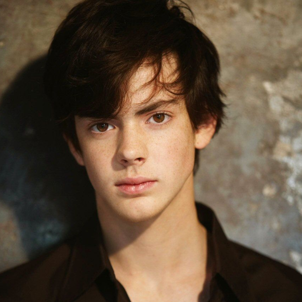 Skandar Keynes logo