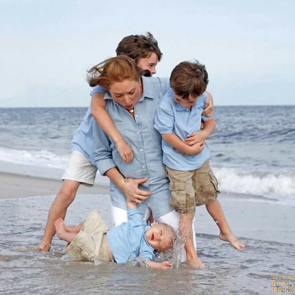 Awkward Family Photos logo