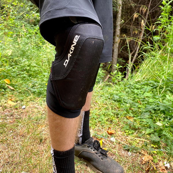 Knee pad logo