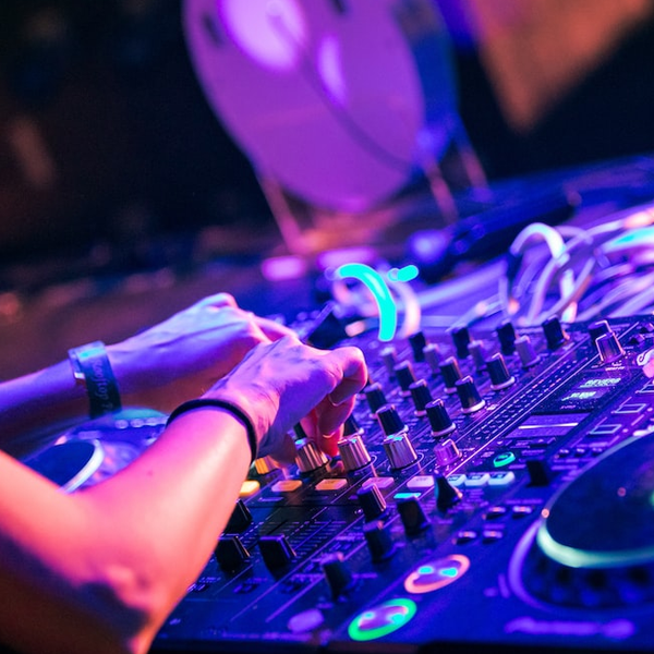 DJ mixer logo