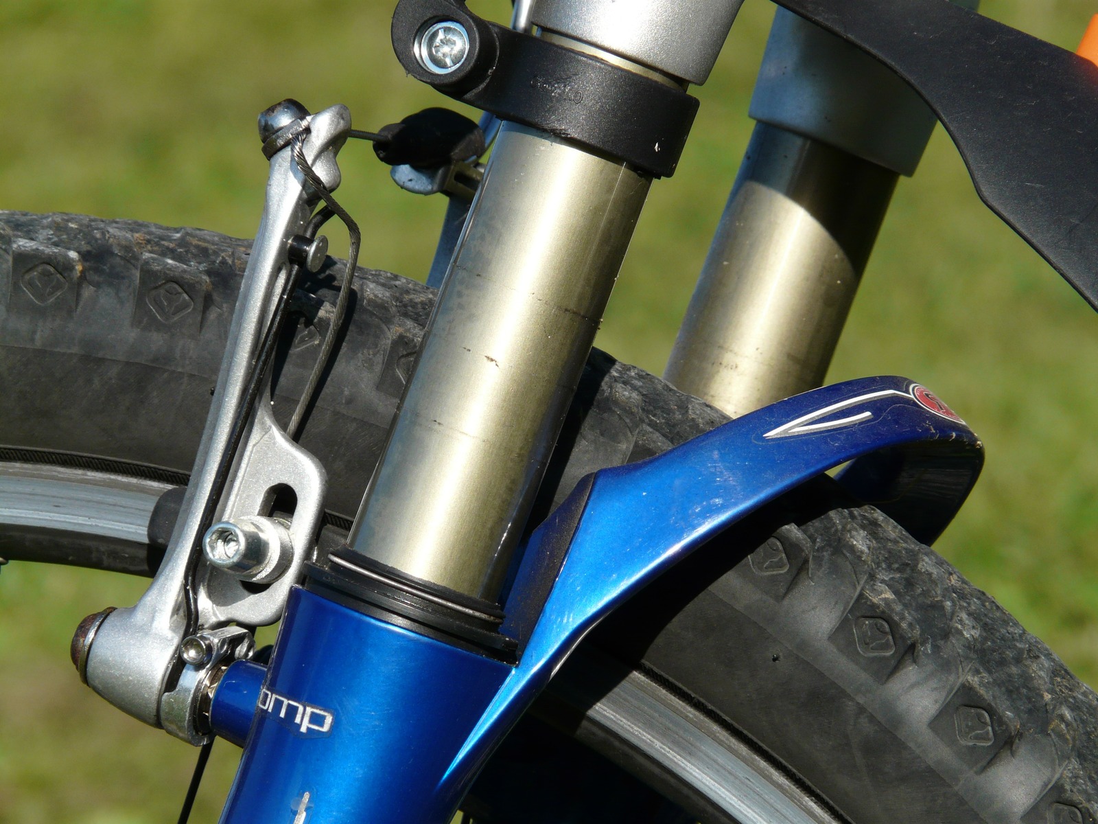 Bicycle suspension logo