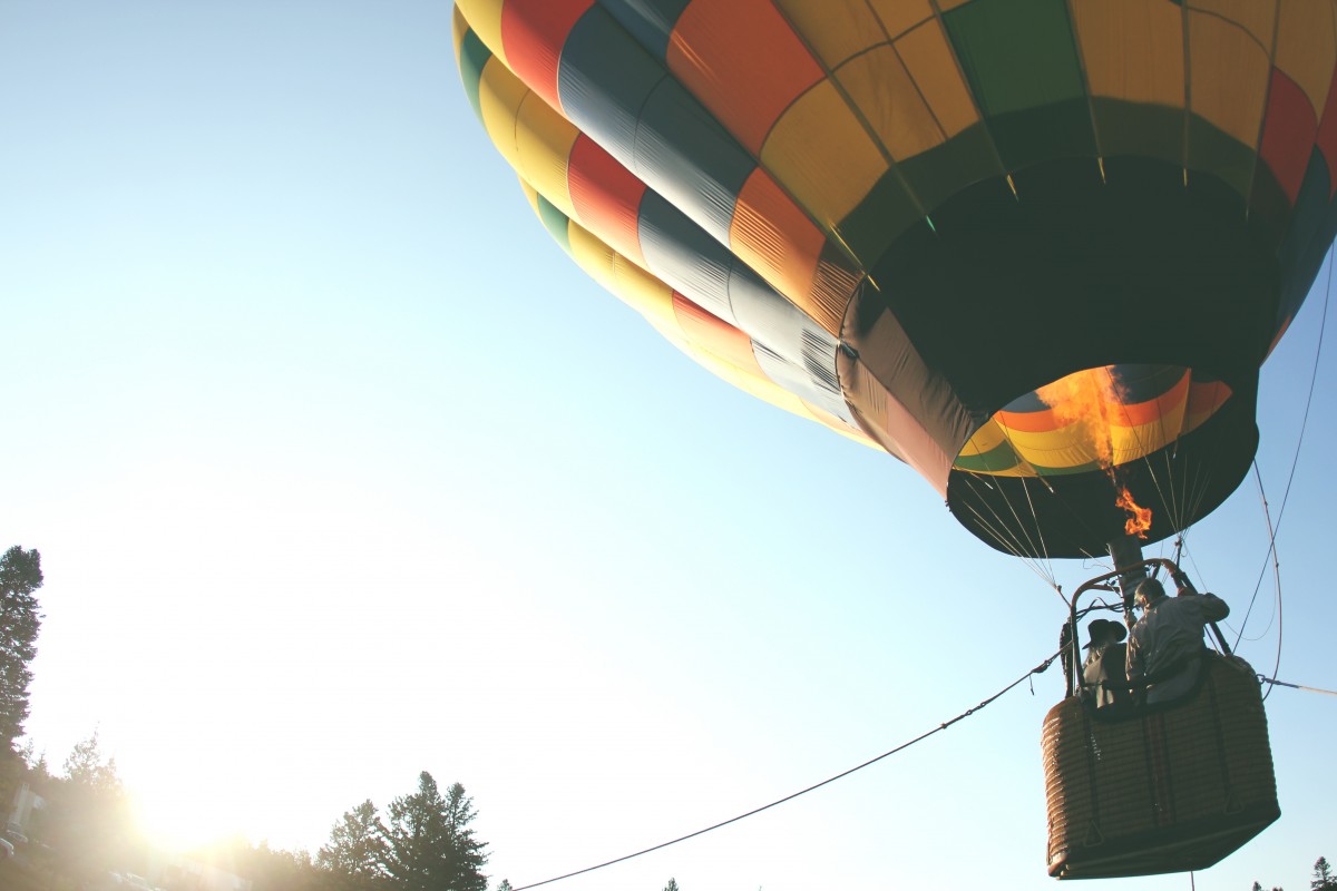 Hot air ballooning logo