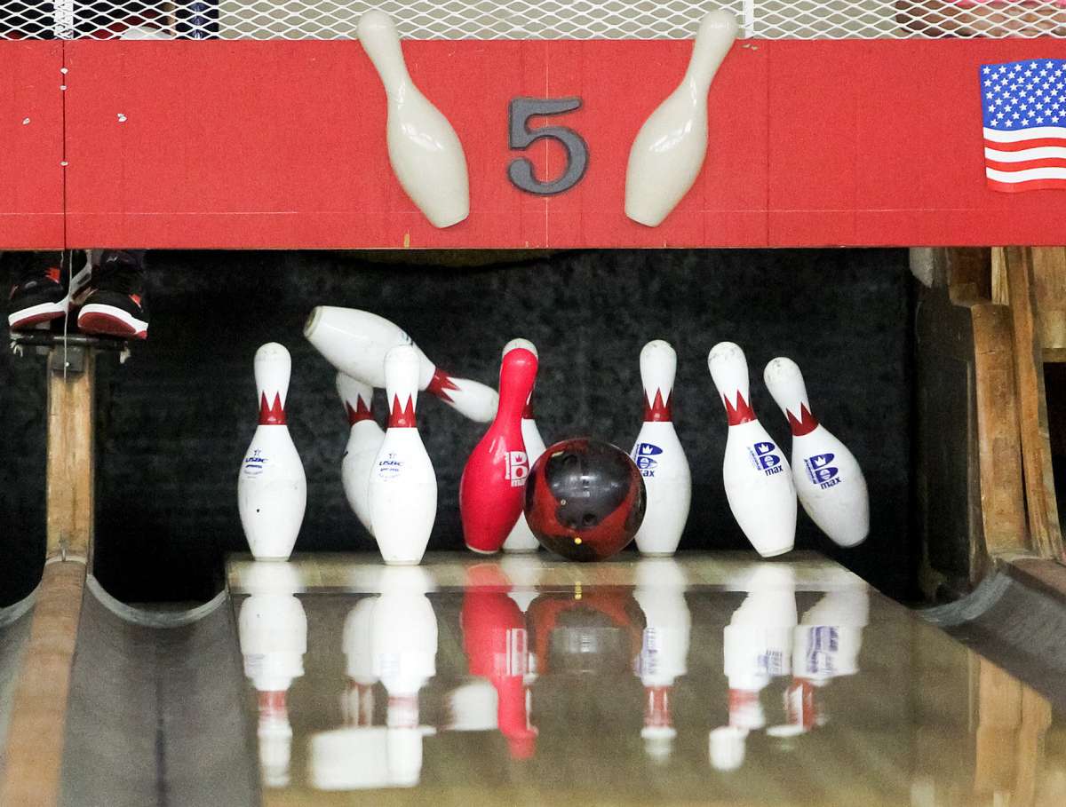 Nine-pin bowling logo