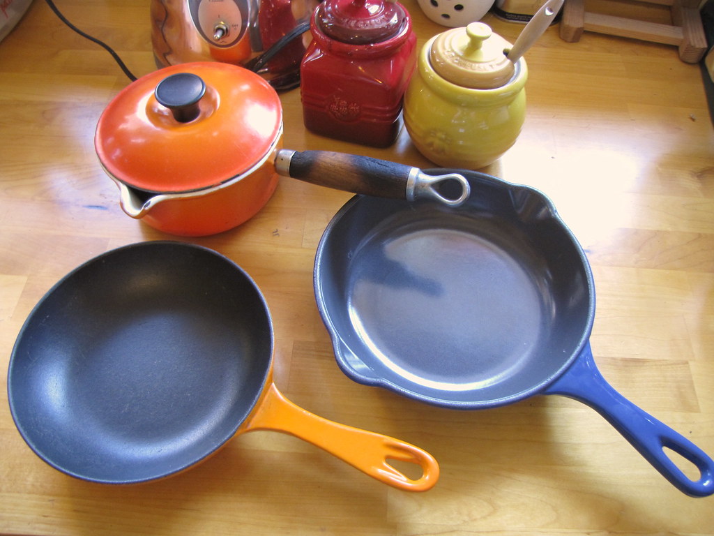 Non-stick surface logo