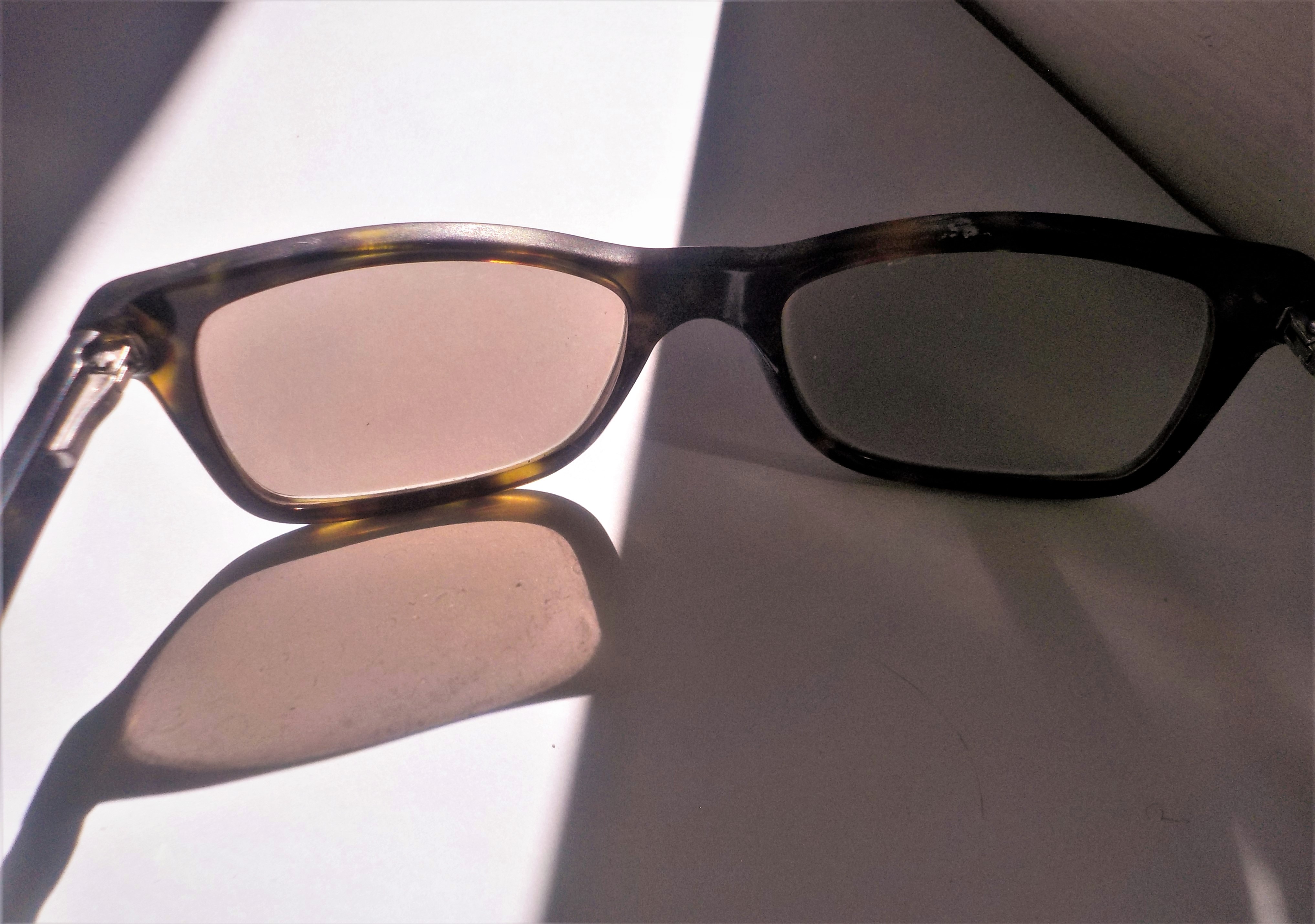 Photochromic lens logo