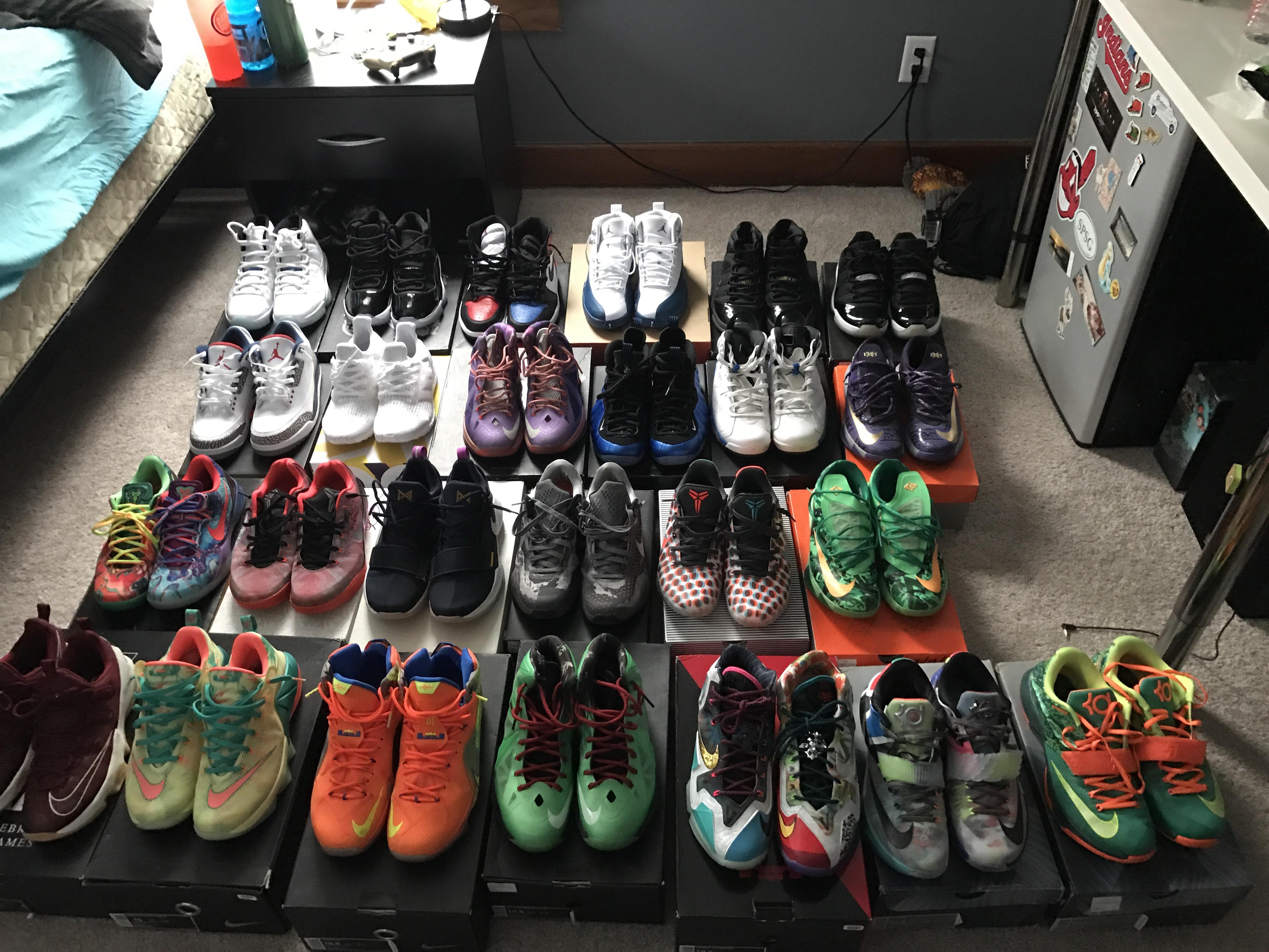Sneaker collecting logo