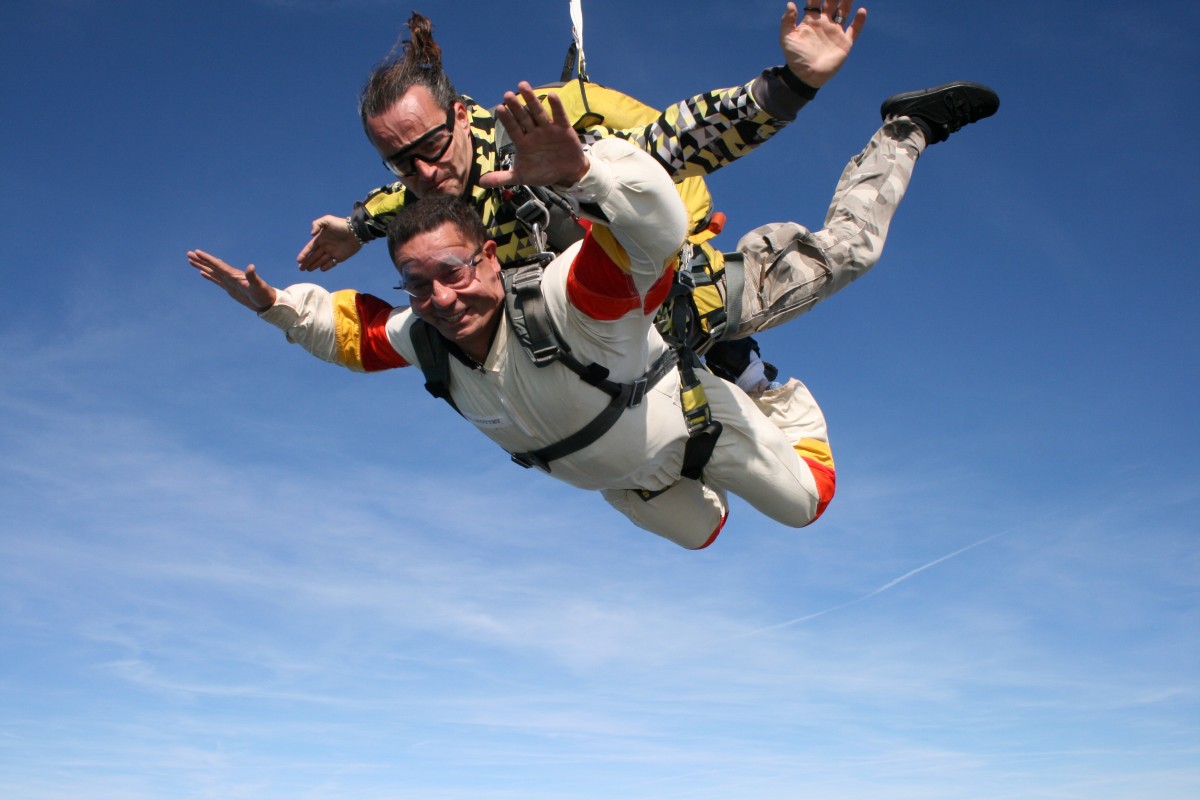Tandem skydiving logo