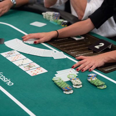 Poker dealer