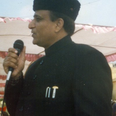 Azam Khan (squash player)