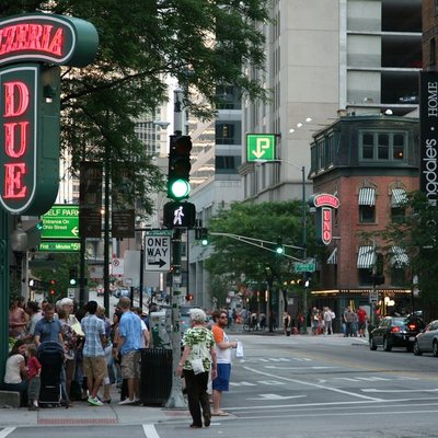 Uno Chicago Grill logo