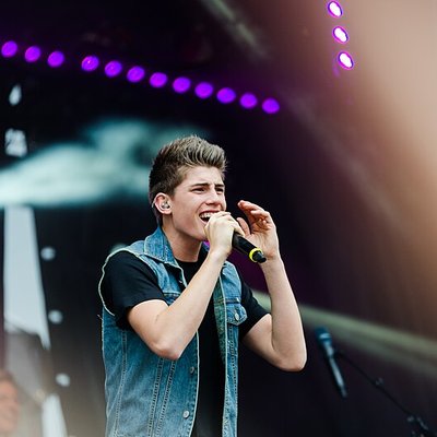 Robin (singer)