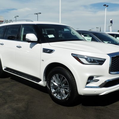 Infiniti QX80 logo